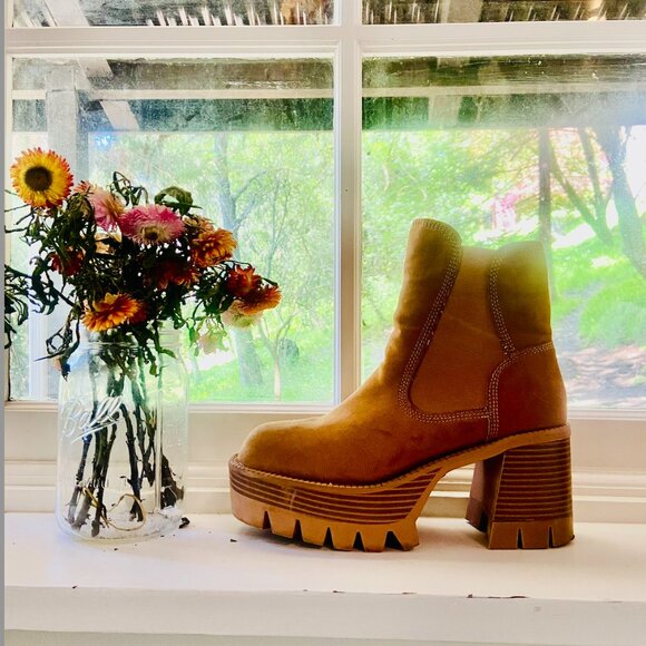 Sheln Chunky Lug Sole Chelsea Boots - Picture 3 of 4